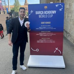 ilusionista Gabi realizando magia de cerca para asistentes en la Barça Academy World Cup del Futbol Club Barcelona.
