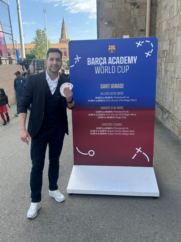 Magia de Élite en la Barça Academy World Cup: Ilusionismo para el FC Barcelona ilusionista Gabi realizando magia de cerca para asistentes en la Barça Academy World Cup del Futbol Club Barcelona.