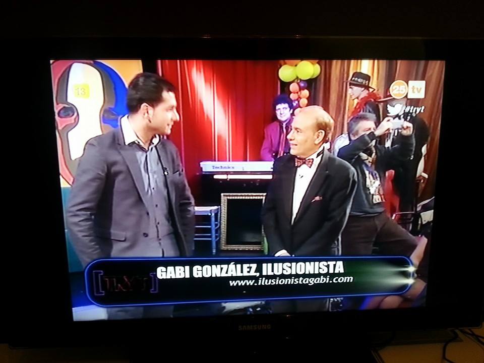gabi gonzalez ilusionista con toni rovira en canal 25tv
